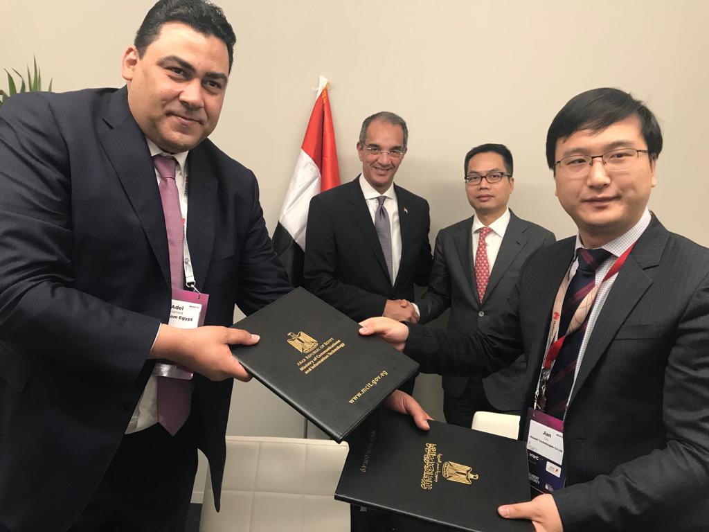 د/ عمرو طلعت وزير الاتصالات  يشهد توقيع مذكرة تفاهم بين الشركة المصرية للاتصالات وشركة هواوي العالمية في برشلونه