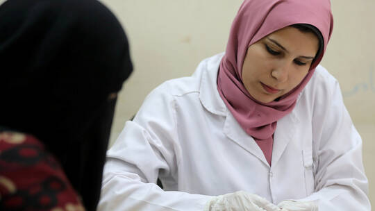 جامعة القاهرة تعلن عدد التجارب السريرية التي أجرتها لإيجاد علاج لفيروس كورونا