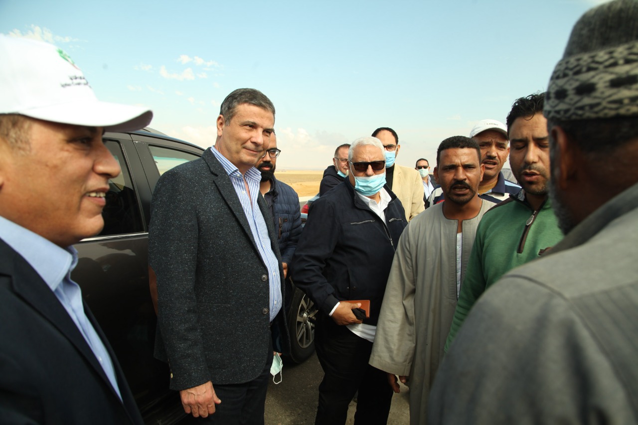 رئيس البنك الزراعي المصري يتفقد أراضي منطقة المغرة ويلتقي المستثمرين وأصحاب المشروعات بمشروع المليون ونصف فدان