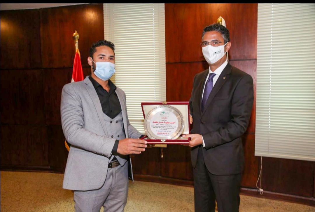 الدكتور شريف فاروق يكرم مندوب خدمات البريد على أمانته وتفانيه في العمل