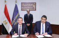 د/ عمرو طلعت  يشهد توقيع اتفاقية بين 