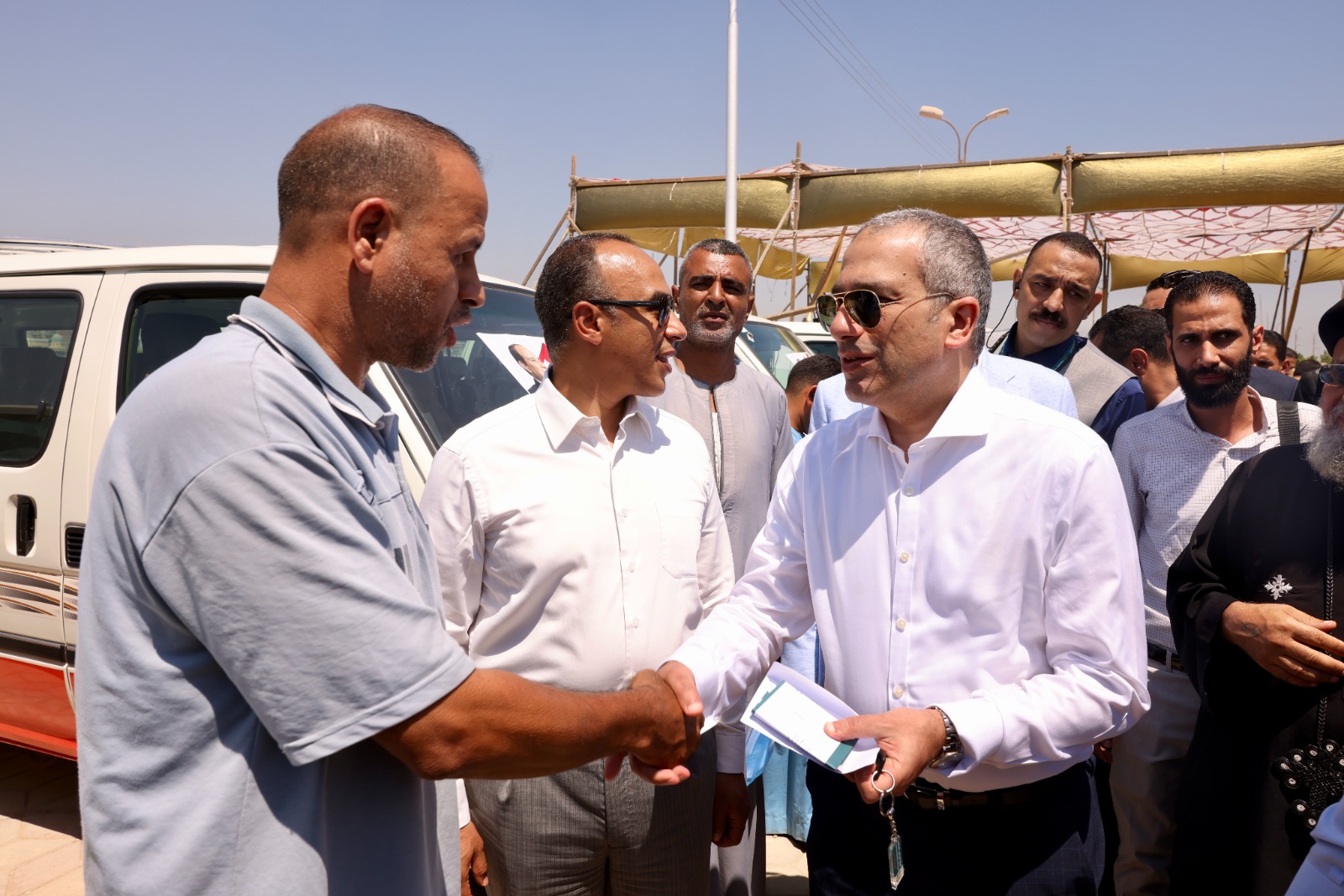 رئيس البنك الزراعي المصري ومحافظ المنيا يوقعان بروتوكول تعاون لتمويل المنتفعين بأراضي أملاك الدولة  ويشهدان تسليم 130 سيارة ميكروباص لتوفير خدمة نقل آمنه لمواطني المحافظة