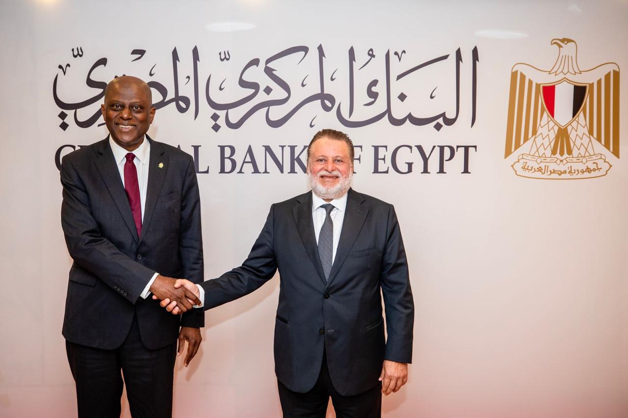 محافظ البنك المركزي المصري يستقبل نظيره النيجيري ويصحبه في جولة بدار طباعة النقد بالعاصمة الإدارية الجديدة