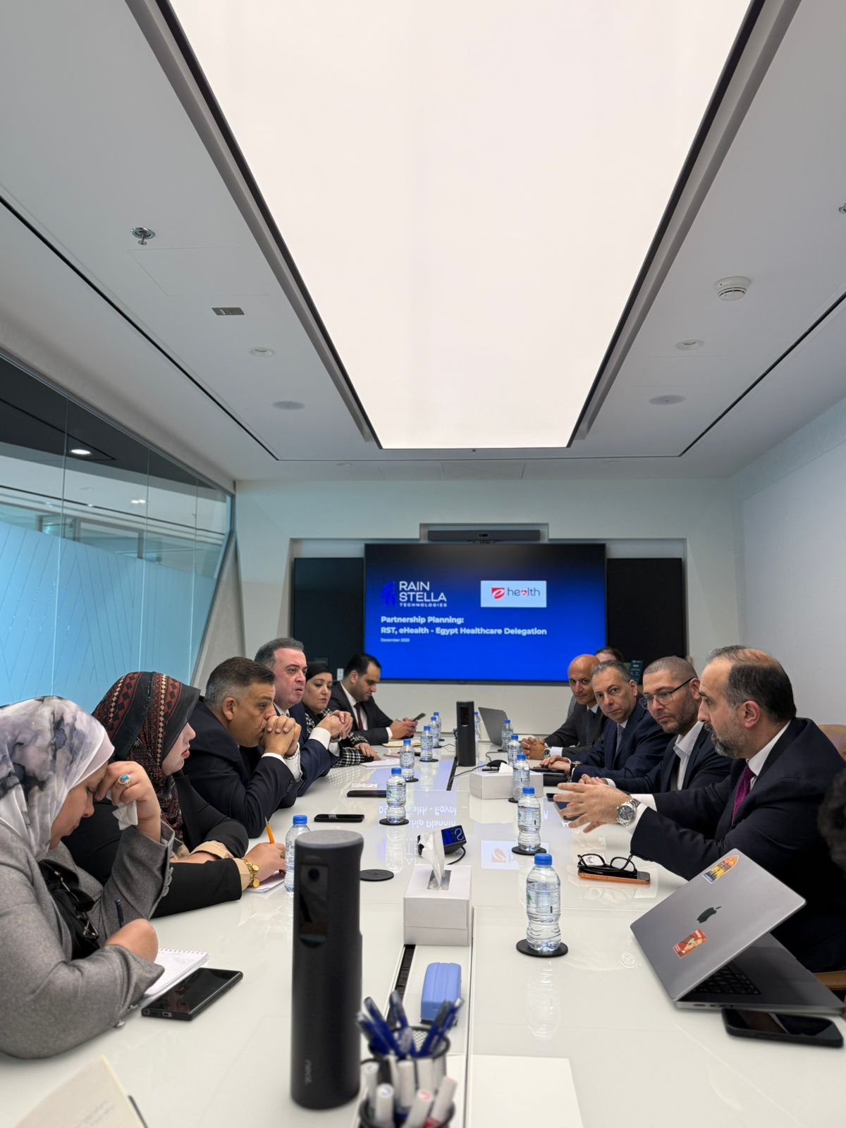 في إطار الشراكة الاستراتيجية بين وزارة الصحة والسكان وشركة إي هيلث وفد مصري يطّلع على التجارب الإقليمية الرائدة لدعم التحول الرقمي للقطاع الصحي