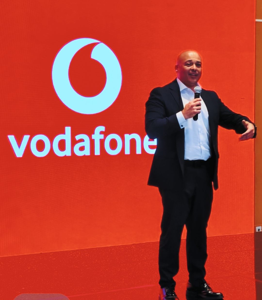 ايمن السعدني : ارتفاع عدد عملاء فودافون الي 53 مليون عميل والايردات الي ،55  مليار جنيه خلال ،6 شهور