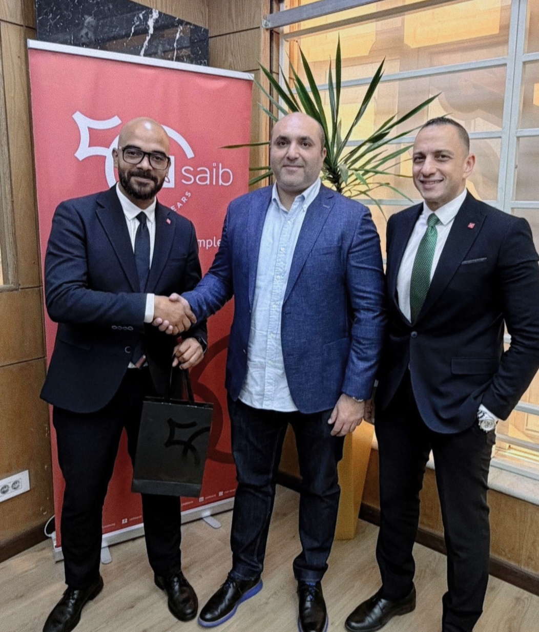 بنك saib  يسلم هاتف iPhone 17  للفائز بحملته الترويجية لبطاقاته الائتمانية خلال شهر رمضان