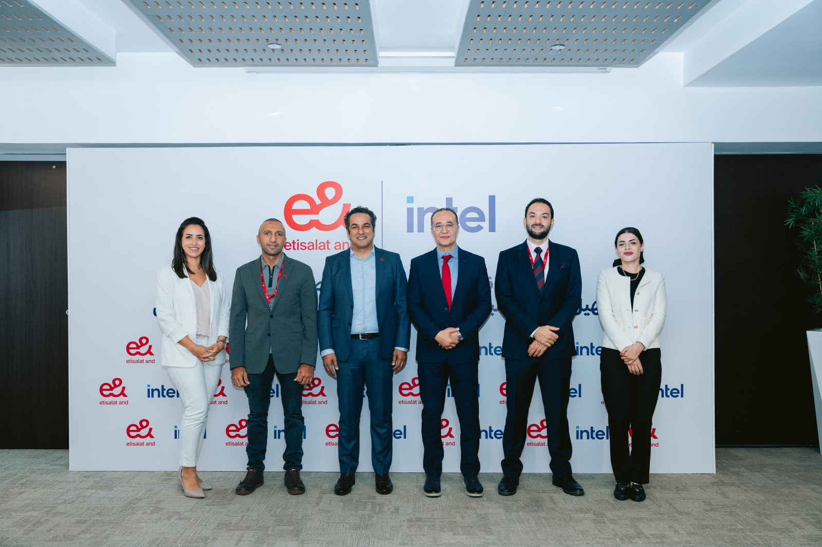 اتفاقية تفاهم بين إي آند مصر وإنتل لتسهيل الوصول لبرامج التدريب على الذكاء الاصطناعي للمواطنين*