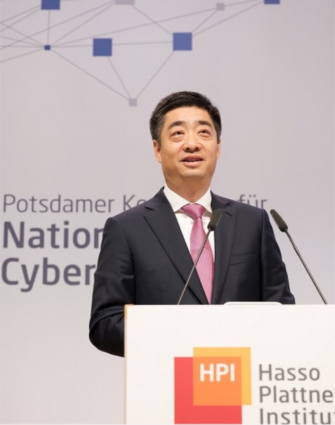 كين هو ، نائب رئيس  Huawei  يرفض العودة إلى الحمائية  مؤكدا لا مزيد من الجدران   لانها تضر بالمستهلكين
