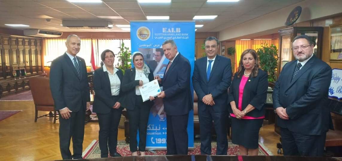 البنك العقاري يكرم العاملين المتميزين