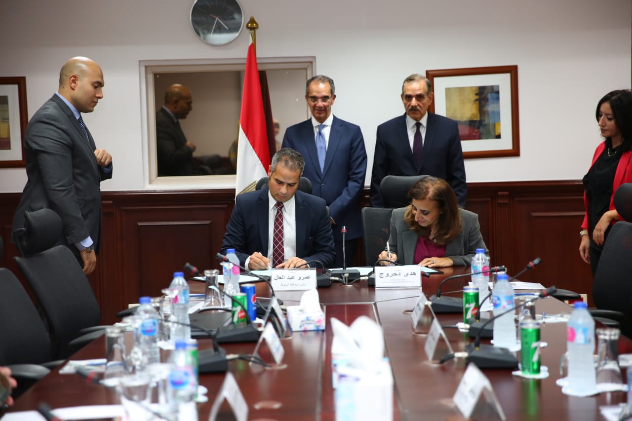 د/ عمرو طلعت  واللواء/ جمال نور الدين  يشهدان توقيع مذكرة تفاهم في مجال التنمية المجتمعية الشاملة باستخدام تكنولوجيا المعلومات والاتصالات في أسيوط