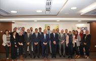 ماجد فهمى يكرم الحاصلين على شهادة الائتمان من المعهد المصرفى