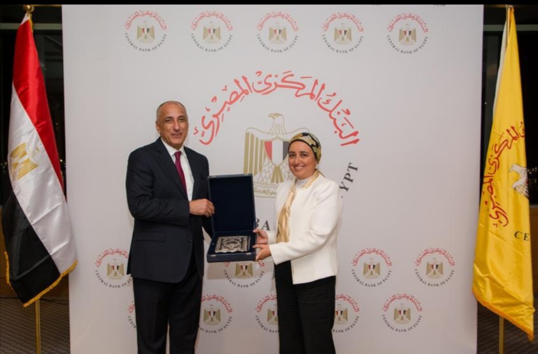 طارق عامر  يكرم نائب المحافظ لبنى هلال