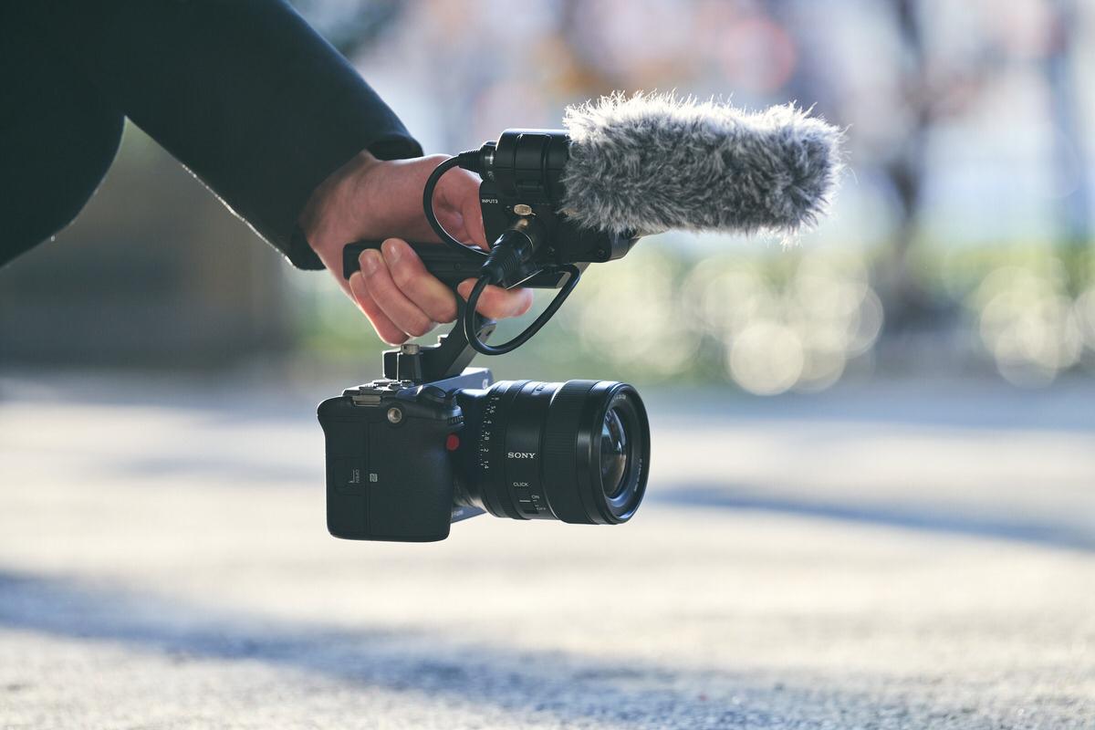 سوني تطلق كاميرا FX3 ذات الإطار الكامل مع المظهر السينمائي والقدرة التشغيلية المُحسّنة