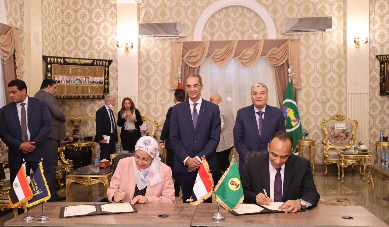 د. عمرو طلعت وزير الاتصالات  يشهد توقيع بروتوكول تعاون لتنمية مهارات الكوادر العاملة بوحدات التحول الرقمى والمحليات بمخافظة المنيا