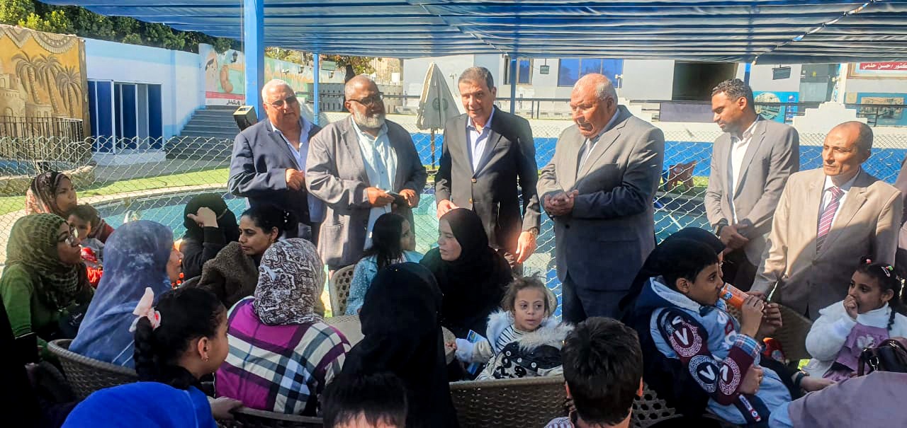 البنك الزراعي المصري يواصل مسيرة قوافل الخير لتوزيع المساهمات الغذائية على الأسر الأكثر احتياجاً ويدعم مركز الاحتياجات الخاصة في الوادي الجديد