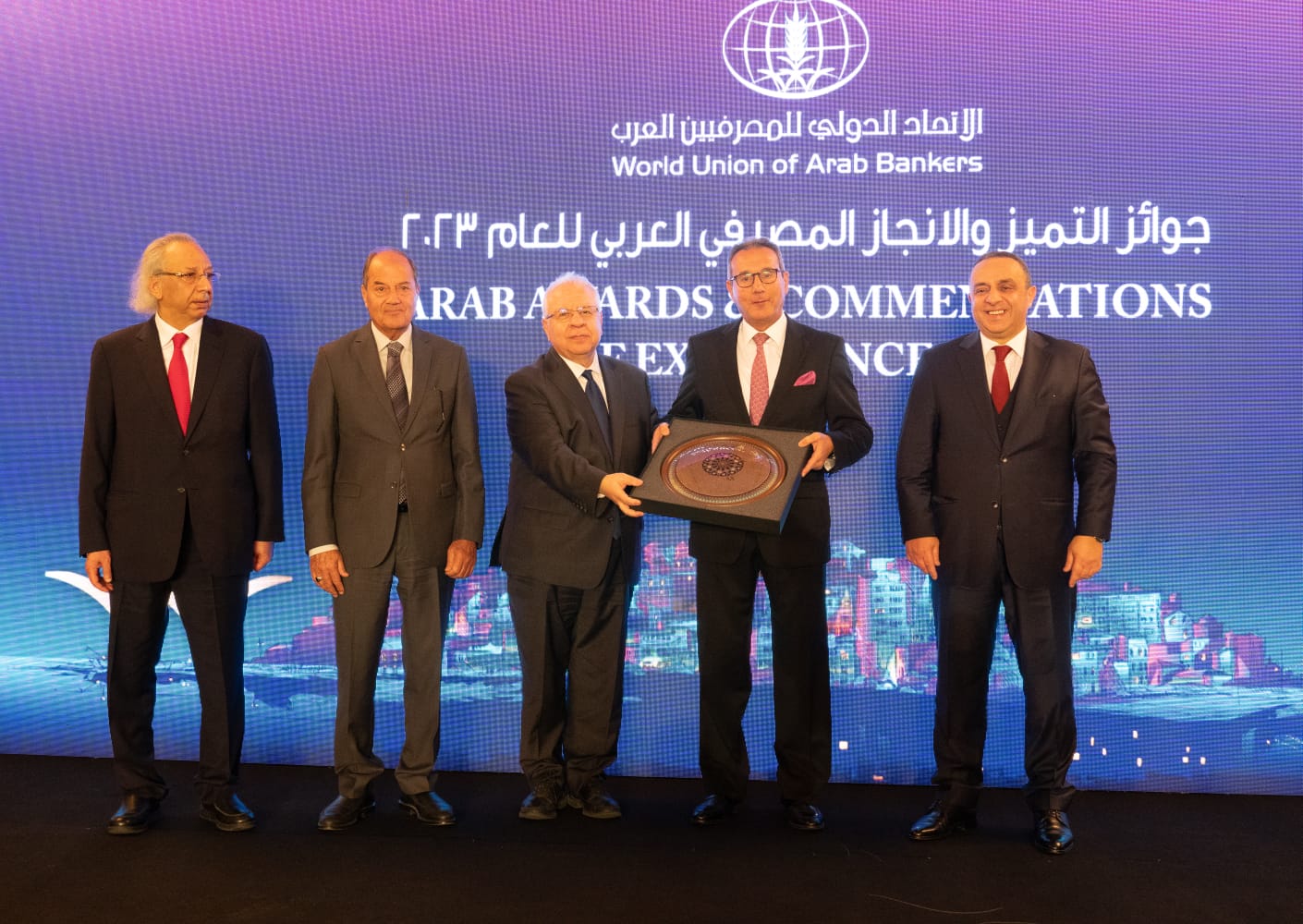 تكريم رئيس اتحاد البنوك المصرية   في مؤتمر التميز للاتحاد الدولي للمصرفيين العرب