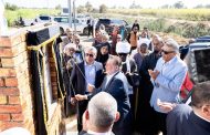محافظ البنك المركزي المصري ووزير الزراعة يتفقدان عدد من القرى المستفيدة من مشروع دعم صغار المزارعين بمحافظة أسوان